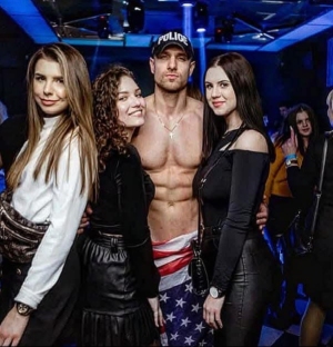 Pokaz striptizu męskiego w klubie w Chojnicach